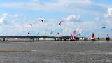 Bunte Kite Segel am Strand vom Brouwersdam